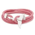 Détail du bracelet multicouche tressé rose avec un fermoir en métal queue de poisson - Corde Rose + Queue de Poisson Blanche