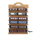 Dettaglio di un set di 6 braccialetti dell'amicizia intrecciati in stile boho su scheda - modello 3 / Set da 6 pezzi