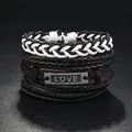 Detail eines mehrlagigen Lederarmbands mit einer Vintage LOVE Silber Metallplatte - Schwarz Weißer LOVE-Gravurplatten-Stil (8--)