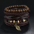 Detailansicht mehrlagiger Lederarmbänder mit Holzperlen und einem metallischen Blattanhänger - Brauner Retro-Blattanhänger-Stil (9--)