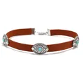 Dettaglio di un choker in finta pelle scamosciata marrone con inserti in metallo e perline blu - Marrone / Collana