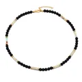 Dettaglio della collana con perle nere, pietre turchesi e chiusura a moschettone dorata - Pietra di Shoushan