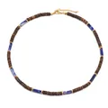 Boho-Herrenhalskette mit Kokosnussschale und Türkisstein auf weißem Hintergrund - Lapislazuli
