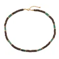 Nahaufnahme der Boho-Perlenkette mit Kokosnussschale und grünen Türkis-Steinen - Grüner Stein
