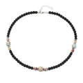 Dettaglio della collana di perline con pietre nere opache e gemme naturali con chiusura a moschettone - Pietra di Shoushan