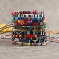 Détail de bracelets d'amitié bohèmes tissés à la main avec cordons réglables colorés - Style E