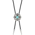 Makro-Detail der Vintage Bolo Tie mit Türkis-Inlay und gravierten silbernen Metallspitzen - Blumenstil A