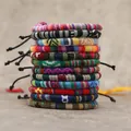 Set di braccialetti bohémien fatti a mano con motivi geometrici colorati e cordino in cotone - Modello C