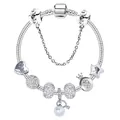 DIY Charm-Armband mit silberner Schlangenkette, Perlenanhänger und Kronenperlen auf Weiß - 17cm