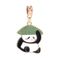 Colgante de panda animado con sombrero de cuadros verdes y acabado de esmalte - Panda con Sombrero de Bambú Sentado (R1-80)