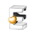 Abalorio letra E de plata con un pequeño corazón dorado para pulseras personalizadas - Letra E