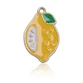 Colgante de limón en esmalte amarillo con hoja verde y anilla dorada brillante - Colgante de Esmalte de Limón