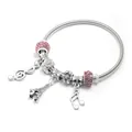 Vista detallada de pulsera de cadena plateada con dijes de la Torre Eiffel y notas musicales - Estilo Torre Eiffel Nota Musical Diamante Rosa Plata (CL-15)