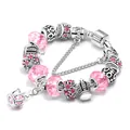 Detalle de una pulsera de dijes plateada con cristales rosas y colgante de corona - Estilo Corona Símbolo de Género Diamante Rosa Plata (CL-16)