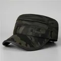 Detail der Winter-Militärkappe mit Camouflage-Muster, Plüschfutter und Lederkante am Schirm - Verstellbar / Armeegrün