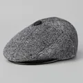 Dettaglio cappello piatto grigio a spina di pesce con bottone e bordo in pelle - M (56-58cm) / Grigio chiaro