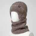 Winter gebreide muts en sjaal set met oorbescherming en zachte taupe kabelgebreide textuur - Alleen Hoed / Khaki