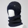 Detail van donkerblauwe gebreide muts en sjaalset met zachte fleecevoering voor de winter - Marineblauw