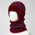Detail van wintermuts en sjaal set met dikke imitatiebontrand in de kleur wijnrood - Alleen Hoed / Bordeauxrood