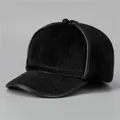 Dettaglio del cappello invernale in ecopelliccia con finiture in pelle e trama termica - Regolabile / Nero