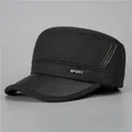 Herren Wintermütze im Militär-Stil aus dunkelgrauer Wolle mit schwarzem Lederschirm und Sport-Logo - Verstellbar / Grau