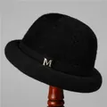 Dettaglio cappello invernale in maglia nera con accessorio in metallo M strass - M (56-58cm) / Nero