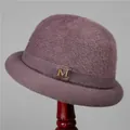 Elegante cappello a secchiello in cashmere rosa antico con logo M di strass da donna - M (56-58cm) / Taro