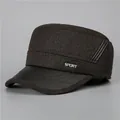 Detail der dunkelbraunen Militärmütze mit Kunstleder-Schirm und Sport-Metallelement - Verstellbar / Kaffeebraun