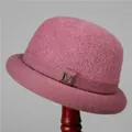 Dettaglio del cappello in maglia rosa con trama felpata e fibbia metallica a forma di M - M (56-58cm) / Rosa