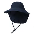 Dettaglio cappello parasole blu navy con tesa larga, protezione collo e rete traspirante - M / Blu navy