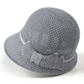 Détail d'un chapeau de soleil en tricot gris clair avec motif au crochet et petit nœud - M (56-58cm) / Gris