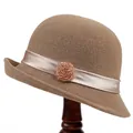 Franse vintage cloche hoed van kaki breisel met een zijden lint en een kralenbloem - M / Khaki