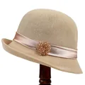 Franse vintage beige strooien cloche hoed met gouden lint en parelbloem op hoedenstandaard - M / Beige