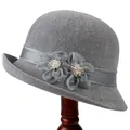 Vue détaillée d'un chapeau cloche gris avec fleurs en tulle faites main et ornements perlés - M (56-58cm) / Gris