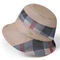Detailansicht eines khakifarbenen Fischerhutes mit Karo-Band und goldener LOVE-Schnalle - M (56-58cm) / Khaki