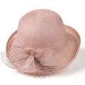 Detail van roze organza vissershoed met elegante strik en zilveren vlechtwerk textuur - M (56-58cm) / Roze