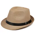 Detalle de sombrero de paja trenzada con banda de cuero negro y hebilla de metal plateado - Talla Adulto (56-58cm) / Caqui