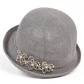 Détail d'un chapeau de paille gris avec fleurs perlées et ornements en strass - M (56-58cm) / Gris