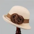 Elegante beige wollen cloche hoed met bloemenlint en mesh sluier op houten voet - M (56-58cm) / Beige