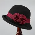 Detail van wollen vilten hoed met bordeauxrood lint, stoffen rozen en elegante sluier - M (56-58cm) / Zwart