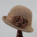 Detail van de textuur van wollen cloche hoed met stoffen rozen en gouden mesh versiering - M (56-58cm) / camel