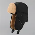 Dettaglio del cappello da aviatore invernale con pelliccia e cinturino sottogola - M / Nero