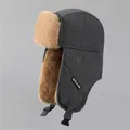 Dettaglio del cappello da aviatore grigio scuro con calda fodera in pelliccia e fibbia regolabile - M / Grigio