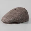 Dettaglio della coppola da uomo in tweed marrone con calda trama in lana spessa - M / caffè