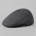 Dettaglio ravvicinato della trama in maglia grigio scuro e del bottone di un berretto invernale - M / Nero