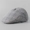 Dettaglio della trama in tweed grigio e cuciture colorate sul berretto invernale - M / Grigio chiaro