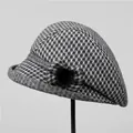 Détail de la casquette octogonale en laine à carreaux noir et gris avec pompon peluche - M (56-58cm) / Gris