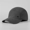 Dettaglio del cappello invernale grigio scuro con trama in lana e distintivo in metallo - Regolabile / Grigio