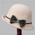 Rosa Wollfilz Glockenhut für Damen mit einer großen glitzernden Strass-Schleife verziert - M / Gebrochenes Weiß
