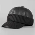 Dettaglio delle cuciture in ecopelle nera e maglia sul berretto da baseball invernale - M / Nero